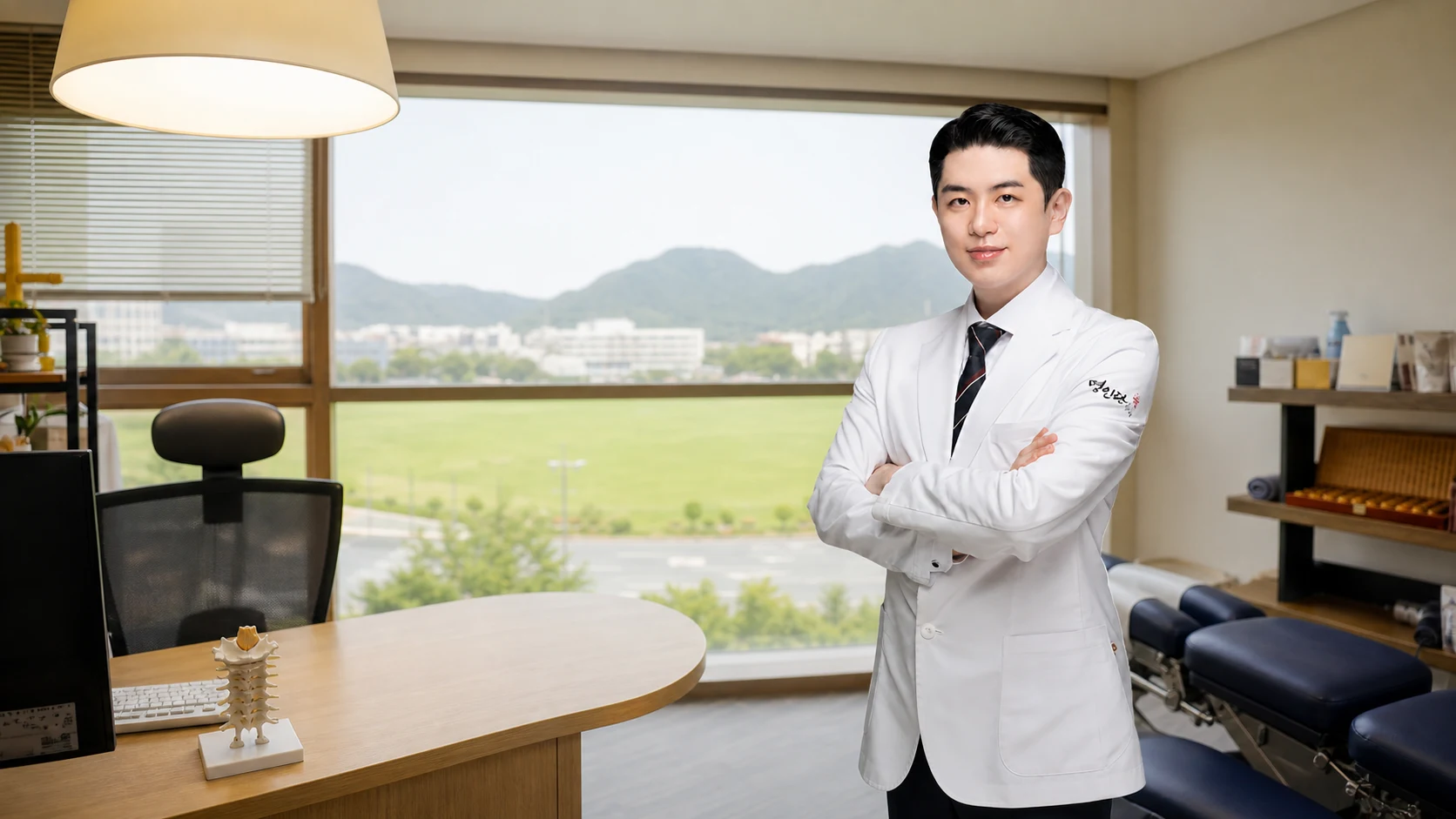 명인당한의원 진료 공간을 배경으로 선 배주한 대표원장 후보 이미지